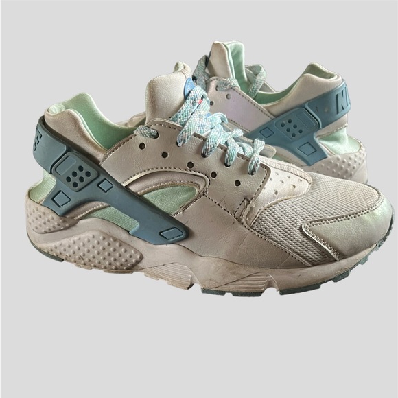 Nike Air Huarache Running Shoe - Picture 3 of 6
